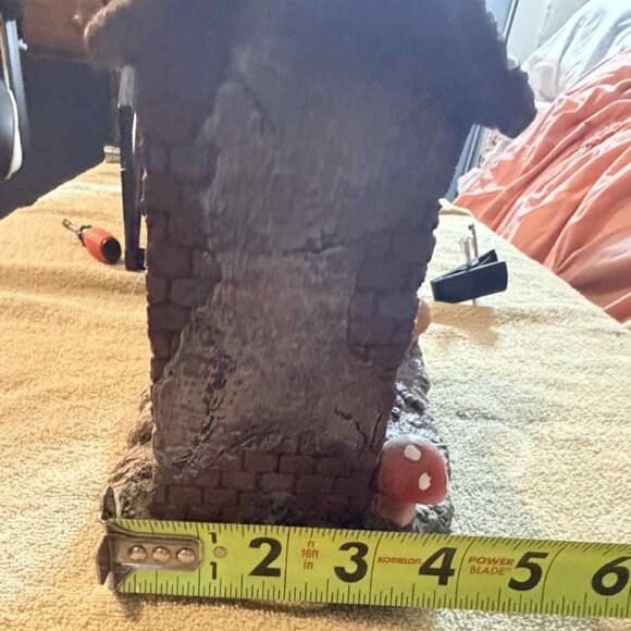 Small solar powered lighted lawn ornament - gnome house with mushroom and door - Picture 10 of 12